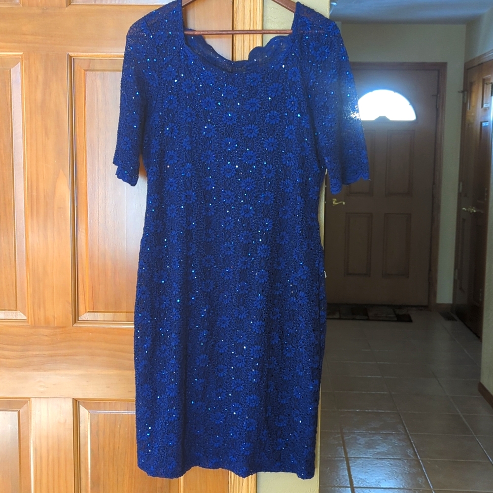 Women's 14 Short Sleeve Midi Dress Scalloped neckline and sleeve edges, lined.